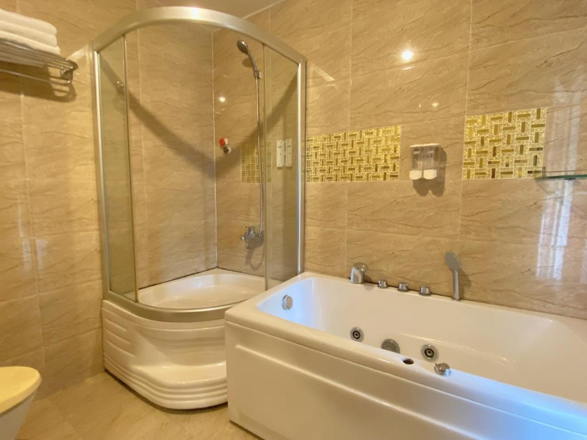 Crowne Bui Vien Hotel Хошимин Екстериор снимка